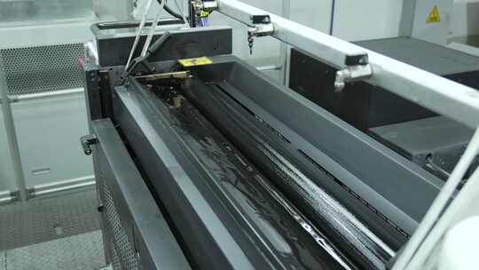 印刷厂里印刷机的油膜滚轮1