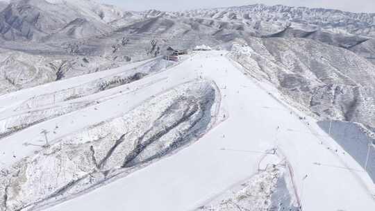 航拍内蒙古呼和浩特马鬃山滑雪场冬季雪景