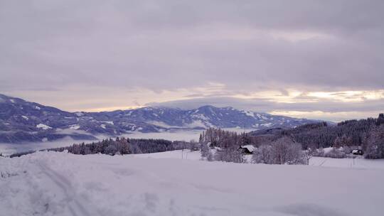 黄昏时分的雪山天际线景观