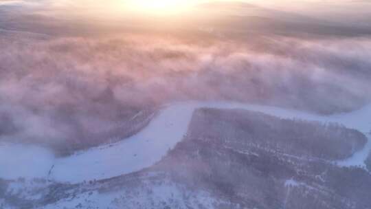 冻雾迷漫的林海雪原阳光冰河航拍