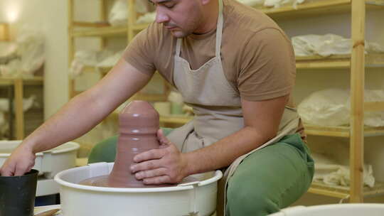 小型企业陶器塑造陶土纺纱在工作室车间的陶