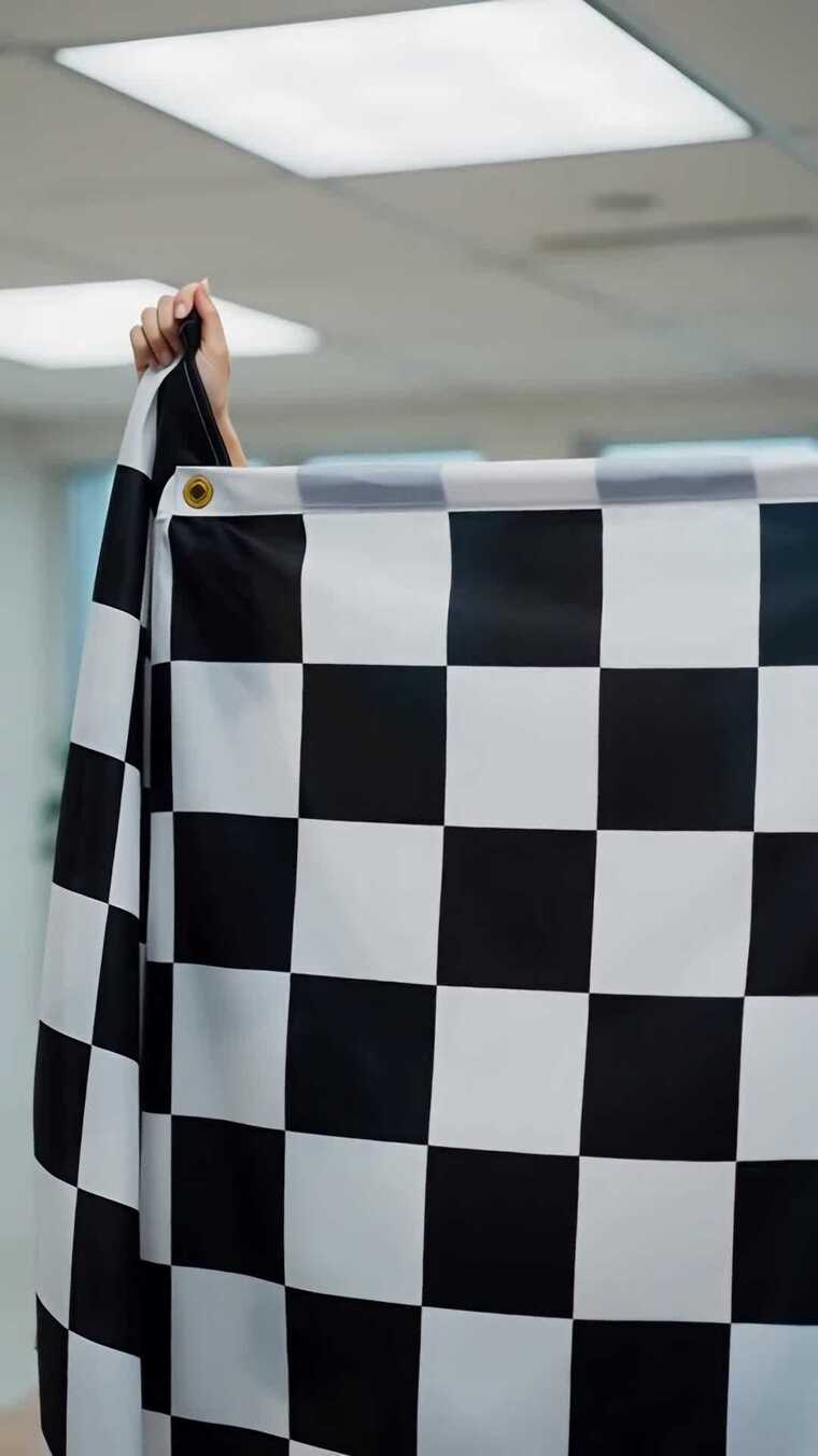 手持黑白方格旗帜