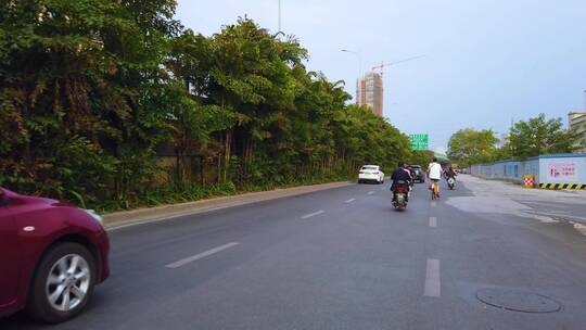 马路上骑电单车 骑行第一人称视角 街景