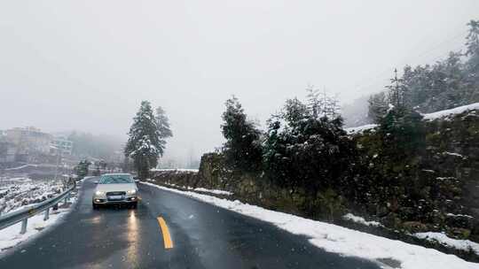 行车升格记录：雪天山路行驶的奥迪汽车