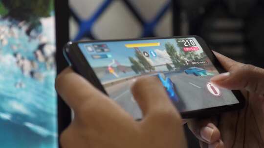 4K-特写玩手机上的赛车游戏视频素材模板下载