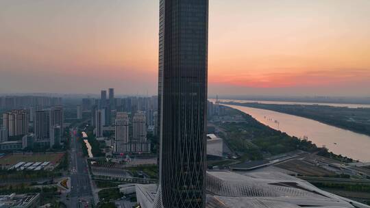 航拍落日夜幕下的南京地标双子塔建筑