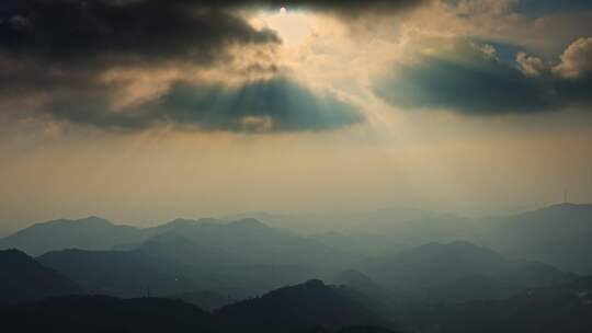 唯美天空丁达尔光效上帝之光芒洒向大地山脉