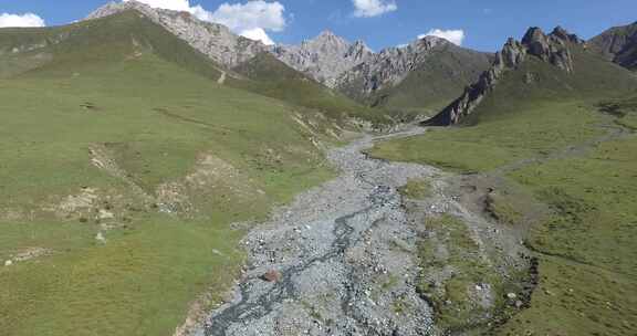 青海互助龙王山山峰河流云朵航拍视频