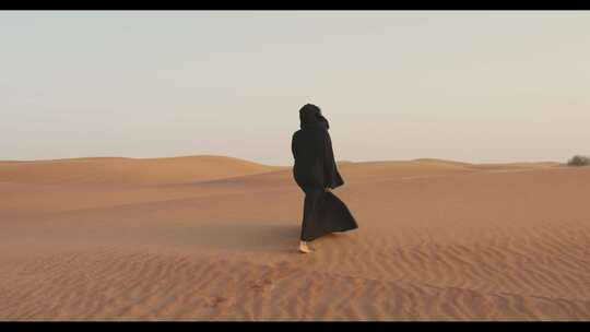 赤脚女人独自在沙漠里行走