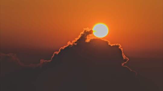 清晨日出太阳冲出云层