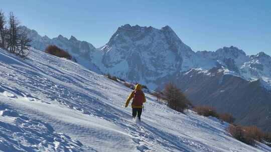 实拍登雪山画面