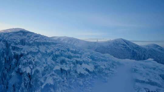 雪岭晨曦 冰雪晶莹 天空澄蓝 宁静世界