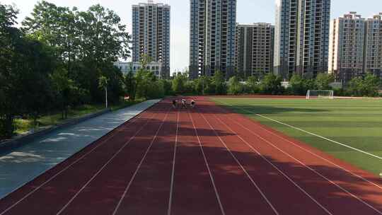 学校操场跑步学生跑道赛跑球场跑步