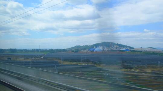 行驶中的高铁动车窗外乡村小镇景观