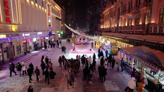 哈尔滨中央大街雪人夜景