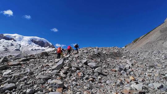 攀登四川第二高峰中山峰的登山队徒步冰塔林