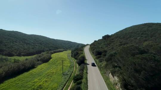 在山区的公路上行驶的汽车