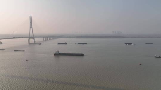 南京大胜关长江大桥夕阳江面货轮航拍视频素材模板下载