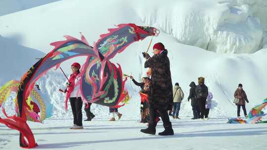 雪景民俗公园中老年锻炼舞龙绸东北