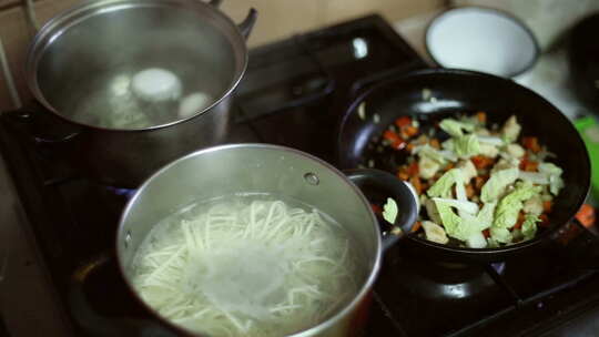 在煤气炉上准备食物