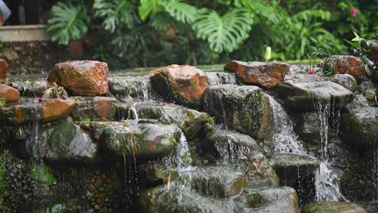 雨天的公园假山瀑布流水