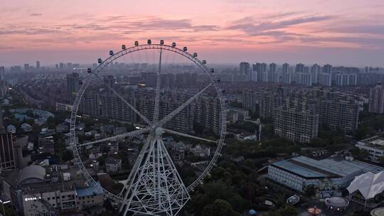 上海疫情，梅陇镇锦江乐园晚霞空无一人