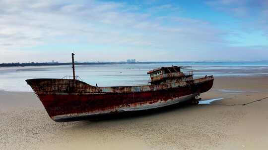泉州深沪湾海边的一艘破船航拍视频合集