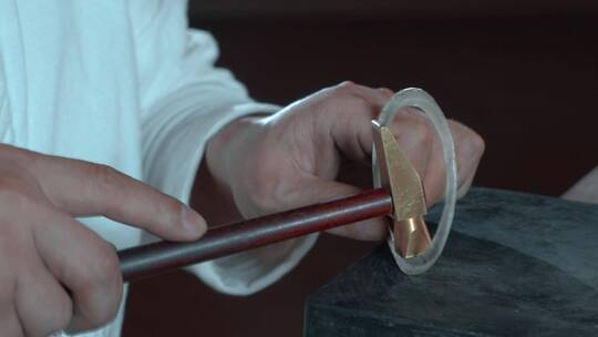 手工艺视频手工匠人锻银雕刻银圈打造锻造
