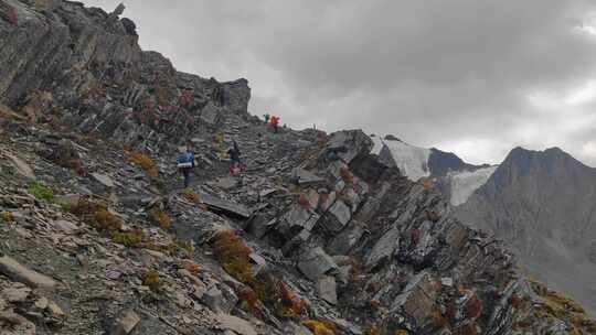 攀登横断山脉乌库楚雪山的登山者徒步进山