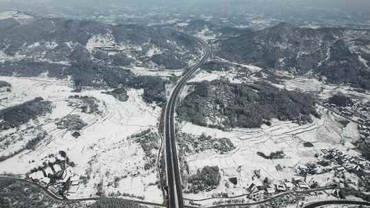 下雪天的高速公路