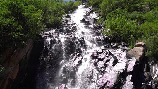 济南黄巢瀑布，水倾泻而下形成瀑布景观