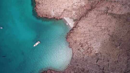 游艇停泊在沙漠海岸空中的小海滩附近