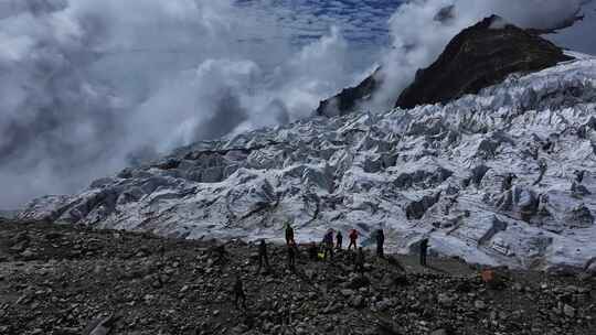 航拍四川第二高峰中山峰冰塔林前的登山者