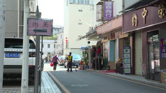 中秋节前夕，市民在深圳中英街购物