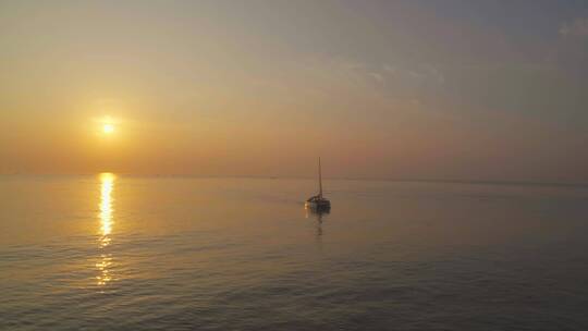 4K日落时分漂浮在海面上的小船 夕阳倒影视频素材模板下载