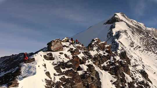 航拍四川岷山山脉雪宝顶雪山山脊上的登山队