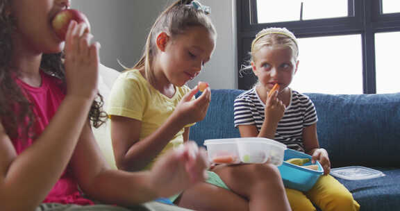 快乐多样的女孩坐在学校公共休息室拿着饭盒吃饭的视频