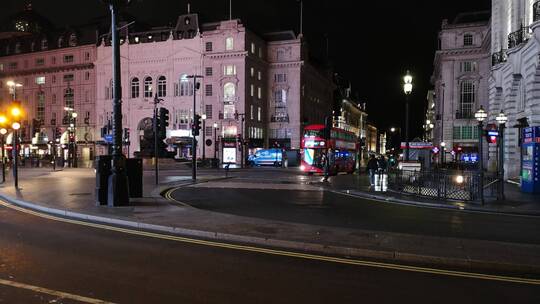 伦敦城市夜间街道交通