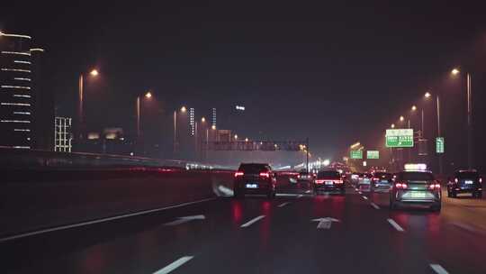 夜晚城市的车流奔波的人视频素材模板下载