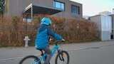 小孩子骑单车在马路上高清在线视频素材下载