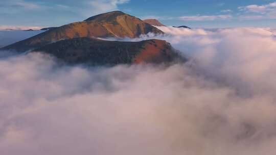 云雾缭绕的山峰