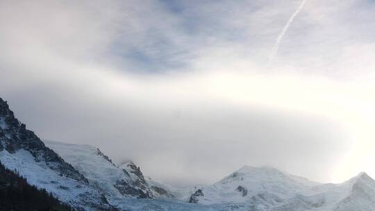 雾气弥漫的雪山