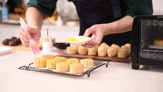 做月饼 月饼手工月饼制作过程