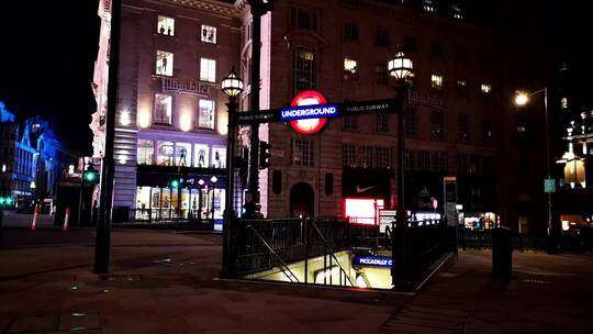 伦敦夜晚延时的地铁入口视频素材模板下载