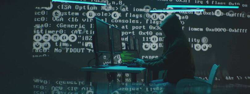 黑客在计算机上输入代码