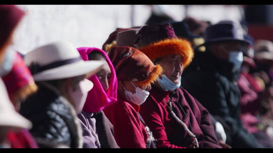 西藏拉萨冬日早晨八廓街大昭寺藏族朝拜人群