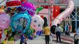 儿童游乐场礼物盒游乐设施商贩卖崽青蛙气球高清在线视频素材下载