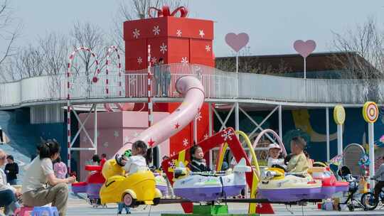 儿童游乐场礼物盒游乐设施商贩卖崽青蛙气球视频素材模板下载