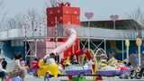 儿童游乐场礼物盒游乐设施商贩卖崽青蛙气球高清在线视频素材下载