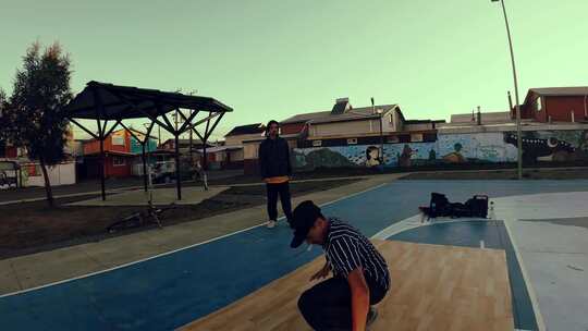 一个男人随着节拍移动